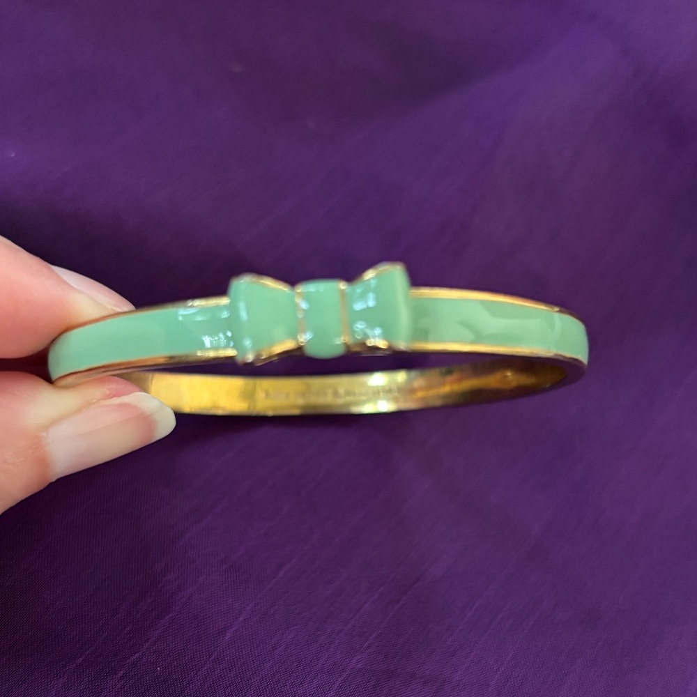 Kate Spade Green Bow Bangle Bracelet. - Picture 3 of 6